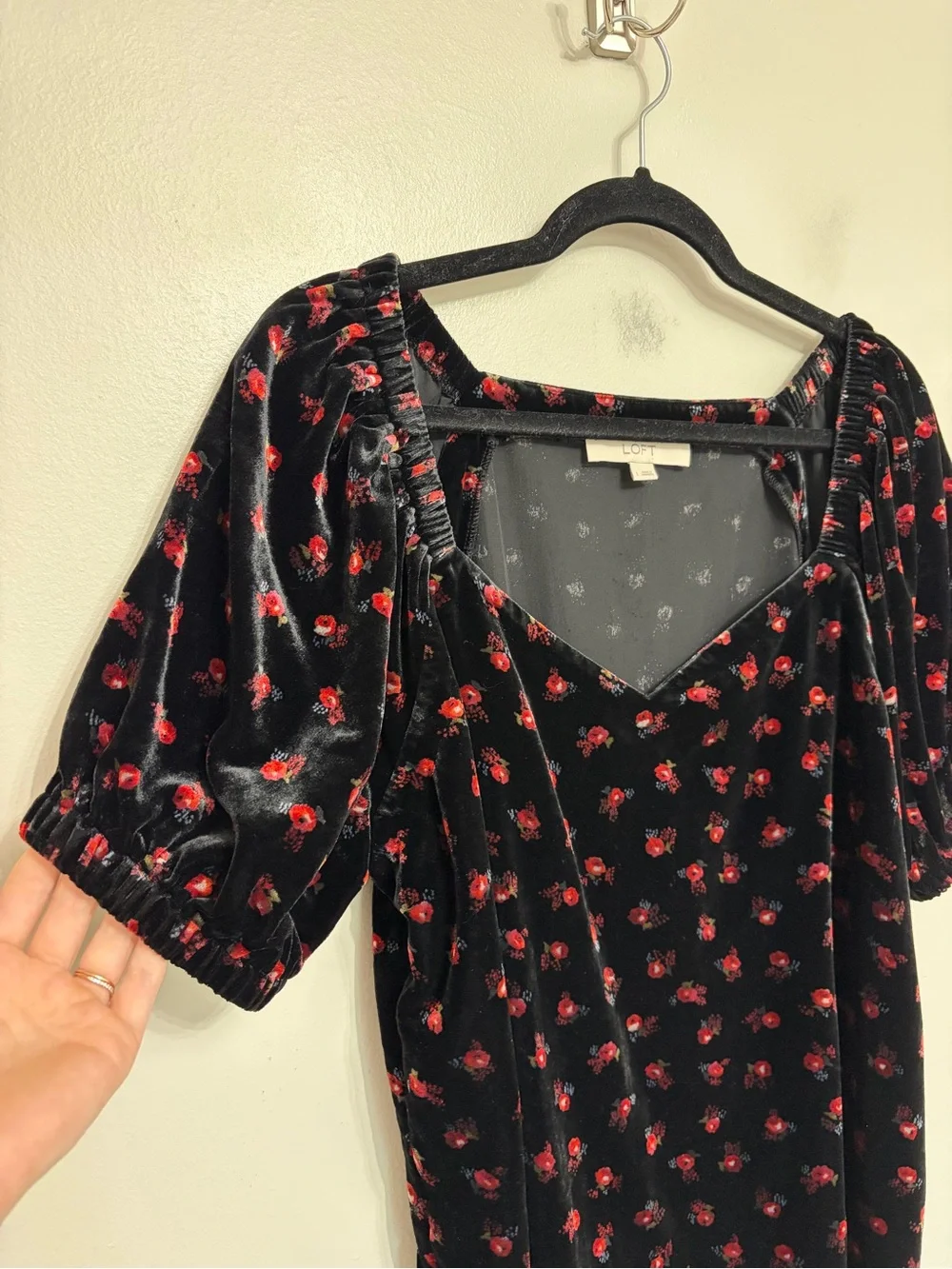 LOFT Black and Red Dainty Floral Velvet Puff Sleeve Blouse - Size L